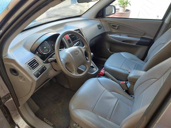 HYUNDAI TUCSON 2.0 MPFI GLS 16V 143CV 2WD FLEX 4P AUTOMÁTICO HYUNDAI TUCSON 2.0 MPFI GLS 16V 143CV 2WD FLEX 4P AUTOMÁTICO